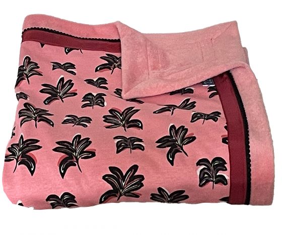boycot Wizard delicatesse grote handgemaakte deken of plaid roze met blaadjes en rode band knuzz